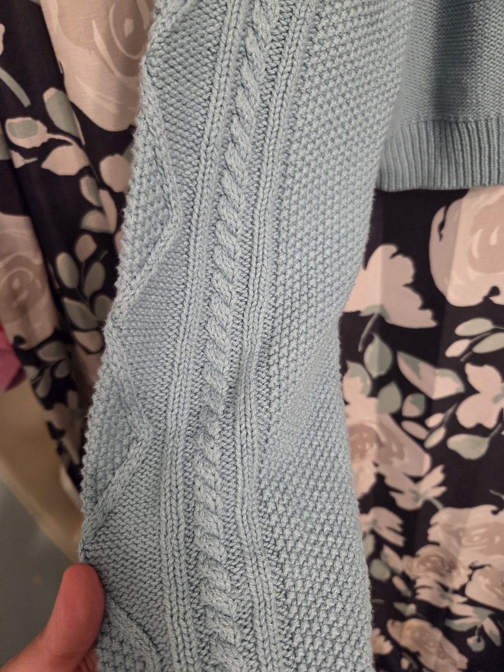 Aeropostale Women's Light Blue Cable Knit V-Neck Cropped Sweater - Picture 3 of 4